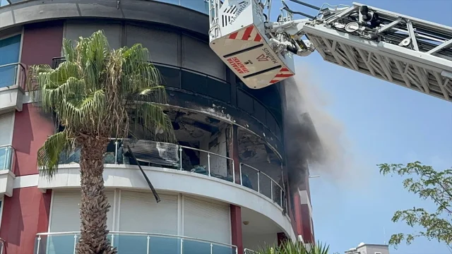 Antalya'da Apartman Yangını Korkuttu: Üç Kişi Dumandan Etkilendi