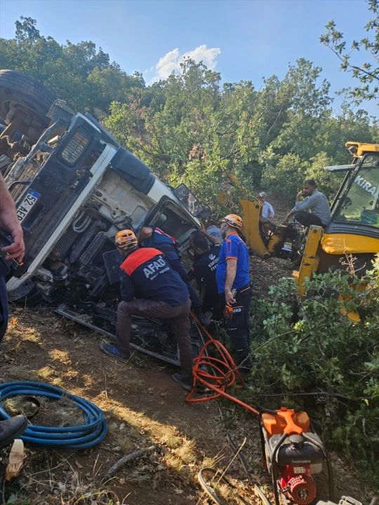Eskişehir'de Beton Mikserinin Devrilmesi: Sürücü Yaralı Olarak Kurtarıldı