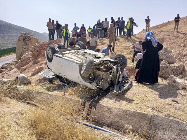 Siirt'te Trafik Kazası: Hafif Ticari Araç Şarampole Yuvarlandı, 7 Yaralı
