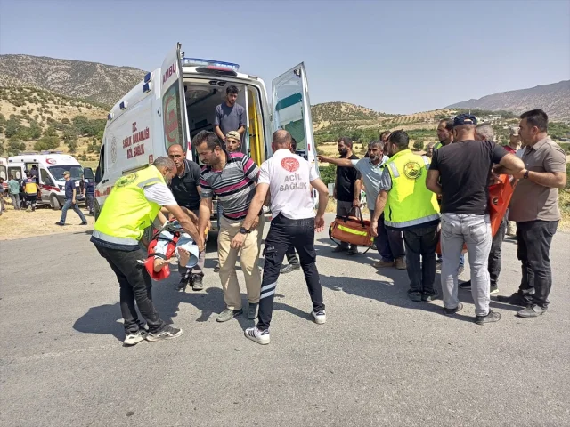Siirt'te Trafik Kazası: Hafif Ticari Araç Şarampole Yuvarlandı, 7 Yaralı