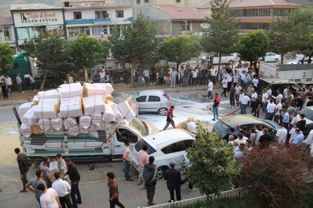 Bitlis'te Maden Yüklü Tırın Freni Boşaldı 11 Aracı Hedef Aldı