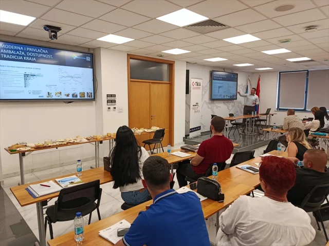 TİKA Kadın Çiftçiler İçin Bosna Hersek'te Yenilikçi Peynir Projesi Başlattı