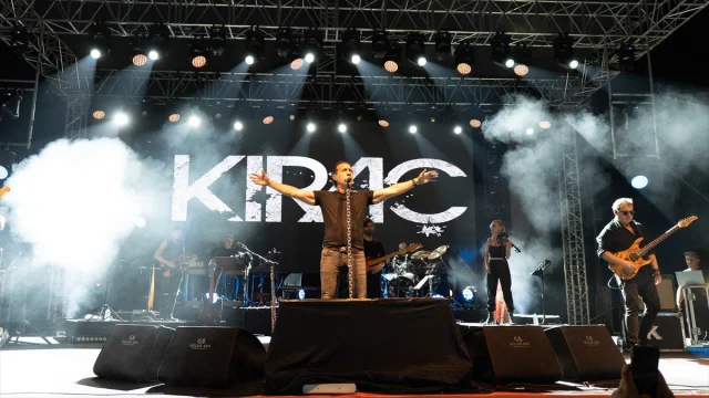 Kıraç, Bitlis'in Kurtuluş Etkinliklerinde Coşkulu Bir Konserle Sahne Aldı