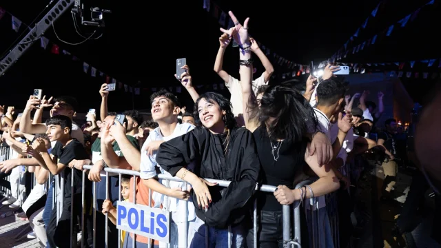 Kıraç, Bitlis'in Kurtuluş Etkinliklerinde Coşkulu Bir Konserle Sahne Aldı