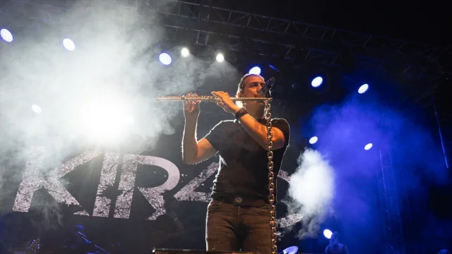 Kıraç, Bitlis'in Kurtuluş Etkinliklerinde Coşkulu Bir Konserle Sahne Aldı