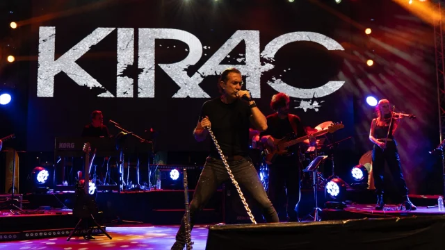 Kıraç, Bitlis'in Kurtuluş Etkinliklerinde Coşkulu Bir Konserle Sahne Aldı