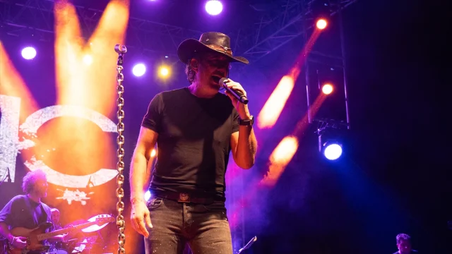 Kıraç, Bitlis'in Kurtuluş Etkinliklerinde Coşkulu Bir Konserle Sahne Aldı