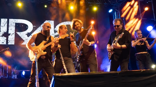 Kıraç, Bitlis'in Kurtuluş Etkinliklerinde Coşkulu Bir Konserle Sahne Aldı