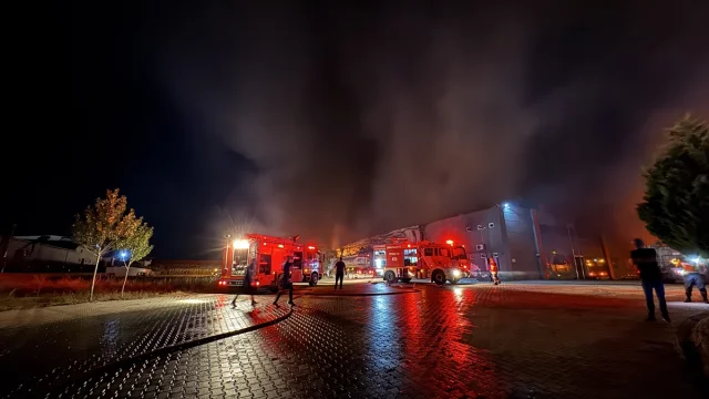 Çorum Organize Sanayi Bölgesi'ndeki Tekstil Fabrikası Yangını Kontrol Altına Alındı