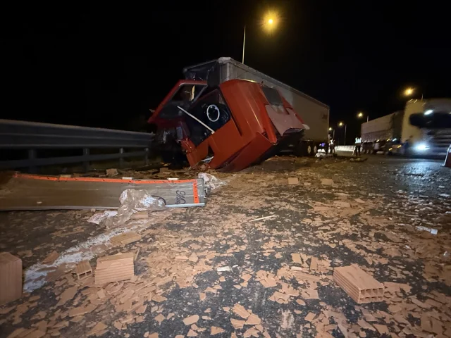 Anadolu Otoyolu'nda Bolu Dağı Geçişindeki Kaza Trafiği Kilitledi
