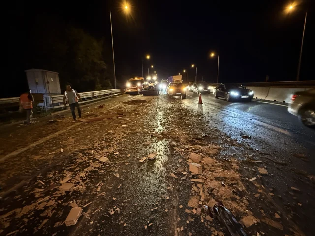 Anadolu Otoyolu'nda Bolu Dağı Geçişindeki Kaza Trafiği Kilitledi
