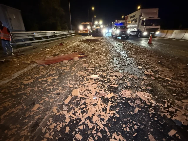 Anadolu Otoyolu'nda Bolu Dağı Geçişindeki Kaza Trafiği Kilitledi
