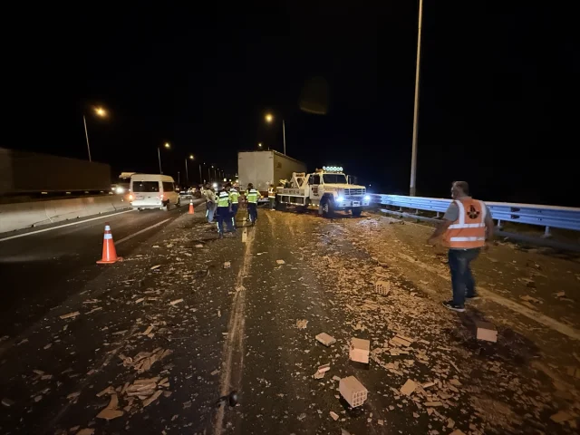 Anadolu Otoyolu'nda Bolu Dağı Geçişindeki Kaza Trafiği Kilitledi