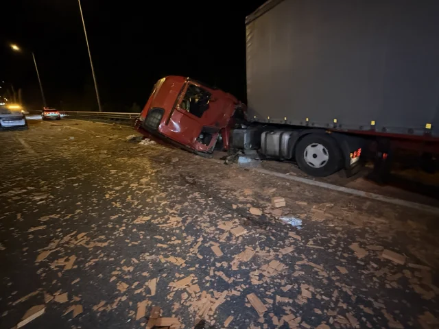 Anadolu Otoyolu'nda Bolu Dağı Geçişindeki Kaza Trafiği Kilitledi