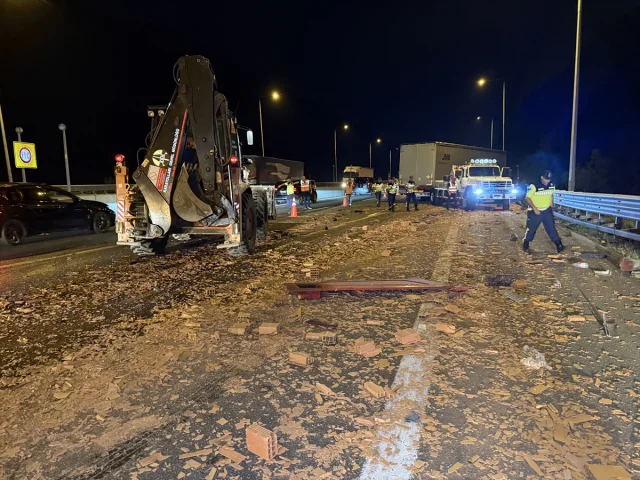 Anadolu Otoyolu'nda Bolu Dağı Geçişindeki Kaza Trafiği Kilitledi