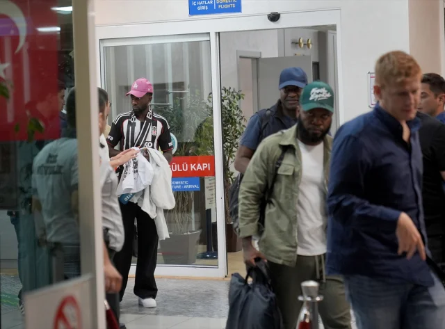 Beşiktaş'ın Yeni Transferi Ndidi İstanbul'da Coşkuyla Karşılandı