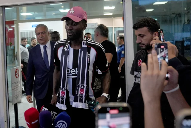Beşiktaş'ın Yeni Transferi Ndidi İstanbul'da Coşkuyla Karşılandı