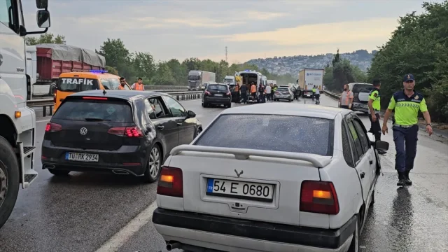 Sakarya'da Zincirleme Trafik Kazası 10 Kişiyi Yaraladı