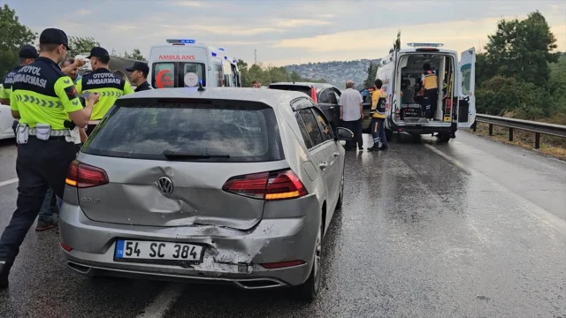 Sakarya'da Zincirleme Trafik Kazası 10 Kişiyi Yaraladı