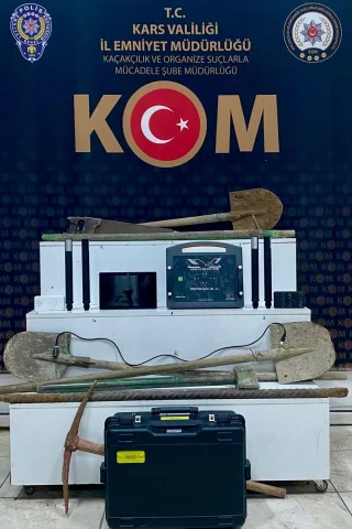 Kars'ta Define Tutkusu Beş Şüpheliyi Tünelde Yakalanmaya Götürdü