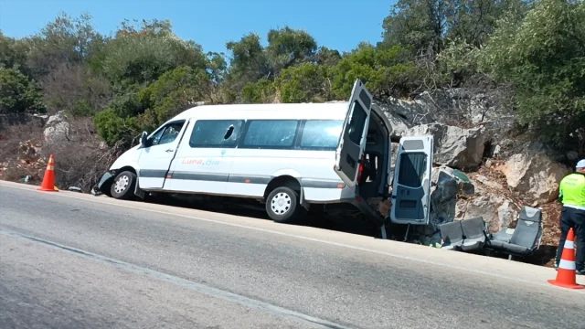 Antalya'da Tur Minibüsü Kazasında 17 Kişi Yaralandı