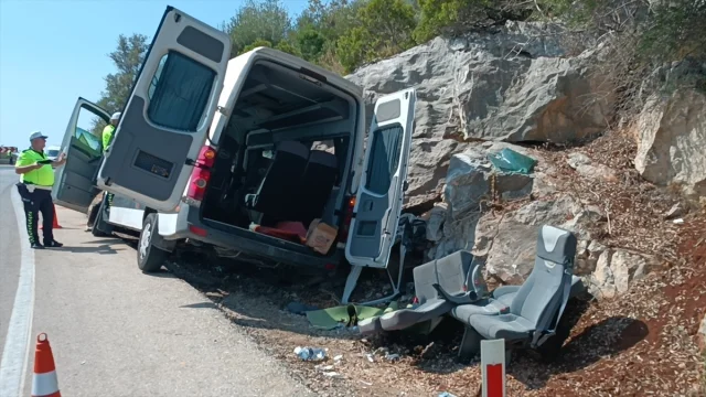 Antalya'da Tur Minibüsü Kazasında 17 Kişi Yaralandı