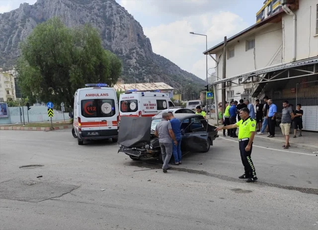 Adana'da Trafik Kazası Can Yaktı Üç Kişi Yaralandı