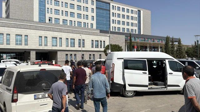 Adıyaman'da Gerilim Dolup Taşıyor: Bıçaklı ve Sopalı Kavga 4...