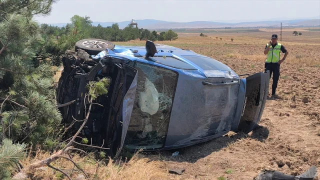 Kütahya'da Hafif Ticari Araç Tarlaya Uçtu Aile Kazada Yaralandı