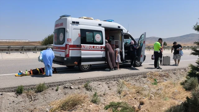 Kütahya'da Hafif Ticari Araç Tarlaya Uçtu Aile Kazada Yaralandı