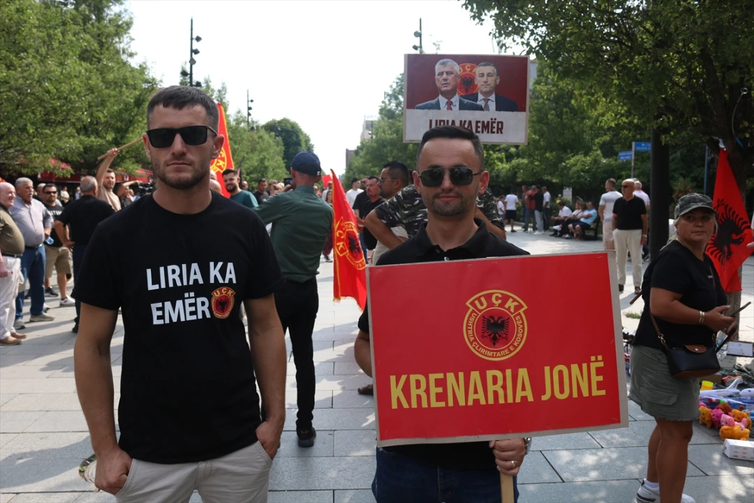 Kosova'da Eski Liderlere Destek Büyüyor: Priştine'de Coşkulu Gösteri