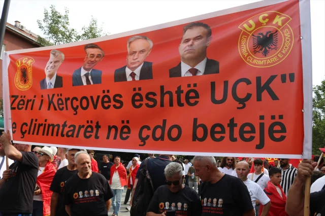 Kosova'da Eski Liderlere Destek Büyüyor: Priştine'de Coşkulu Gösteri