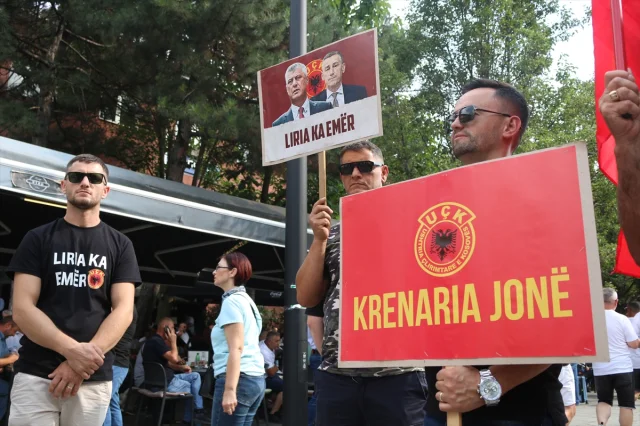 Kosova'da Eski Liderlere Destek Büyüyor: Priştine'de Coşkulu Gösteri