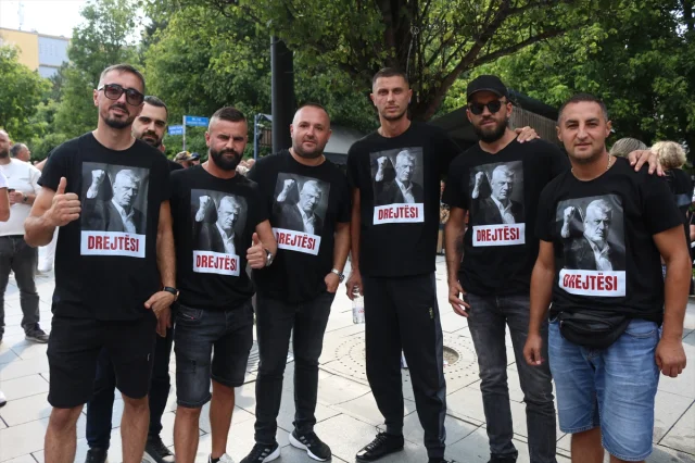 Kosova'da Eski Liderlere Destek Büyüyor: Priştine'de Coşkulu Gösteri