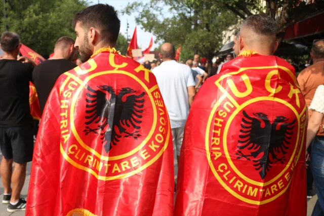 Kosova'da Eski Liderlere Destek Büyüyor: Priştine'de Coşkulu Gösteri