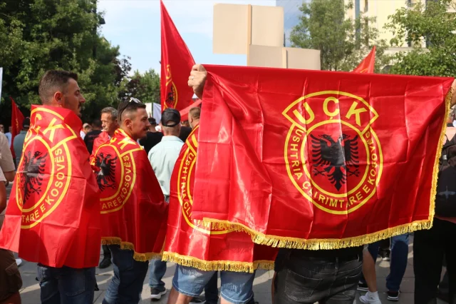 Kosova'da Eski Liderlere Destek Büyüyor: Priştine'de Coşkulu Gösteri