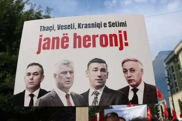 Kosova'da Eski Liderlere Destek Büyüyor: Priştine'de Coşkulu Gösteri