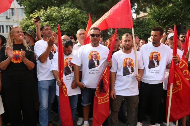 Kosova'da Eski Liderlere Destek Büyüyor: Priştine'de Coşkulu Gösteri