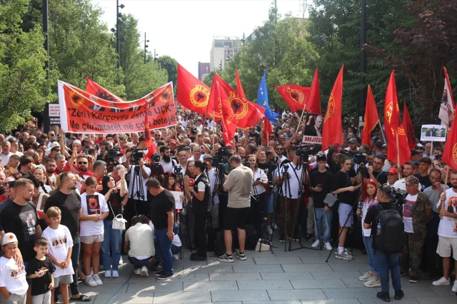 Kosova'da Eski Liderlere Destek Büyüyor: Priştine'de Coşkulu Gösteri