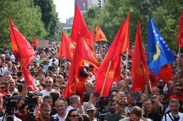 Kosova'da Eski Liderlere Destek Büyüyor: Priştine'de Coşkulu Gösteri