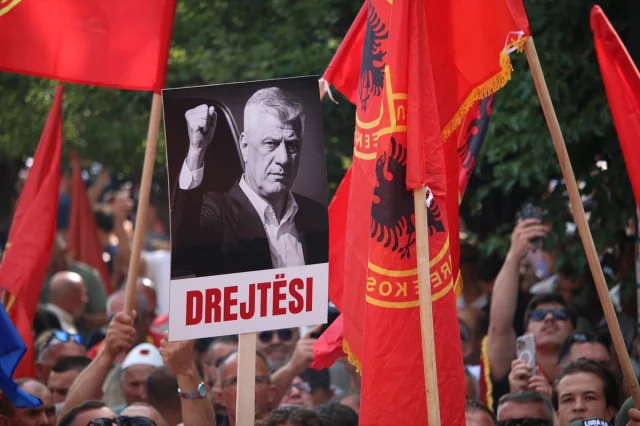 Kosova'da Eski Liderlere Destek Büyüyor: Priştine'de Coşkulu Gösteri