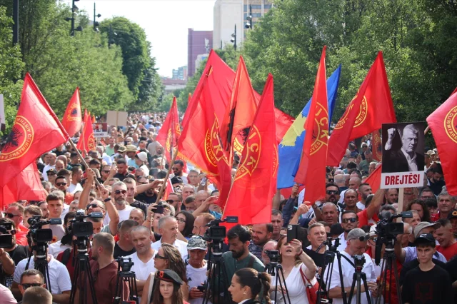 Kosova'da Eski Liderlere Destek Büyüyor: Priştine'de Coşkulu Gösteri