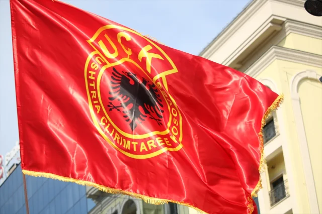 Kosova'da Eski Liderlere Destek Büyüyor: Priştine'de Coşkulu Gösteri