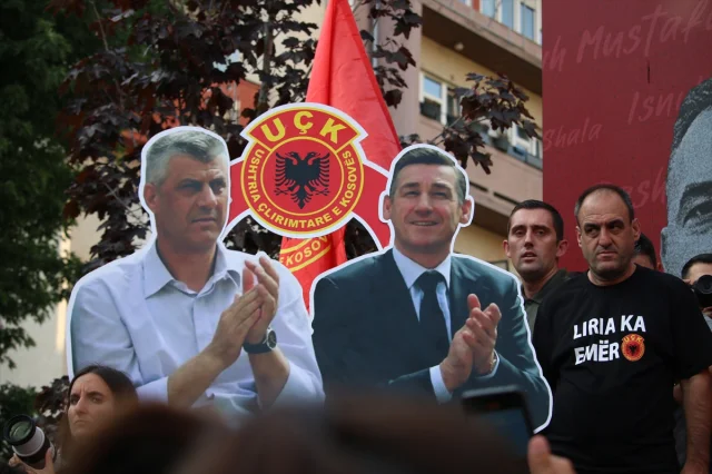 Kosova'da Eski Liderlere Destek Büyüyor: Priştine'de Coşkulu Gösteri
