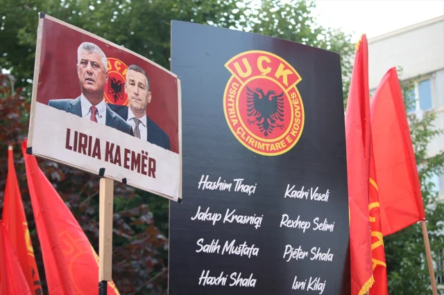 Kosova'da Eski Liderlere Destek Büyüyor: Priştine'de Coşkulu Gösteri