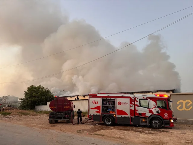 Antalya'da Otel Malzemesi Deposunda Çıkan Yangın Korkuttu