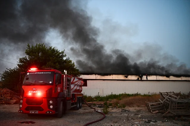 Antalya'da Otel Ekipmanı Deposunda Yangın Çıktı: Müdahale ve Sonrası