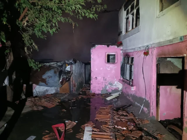 Kastamonu Tosya'daki Yangında Üç Ev Küle Döndü