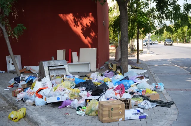 İzmir Karşıyaka'da Çöp Krizi Vatandaşları Harekete Geçirdi
