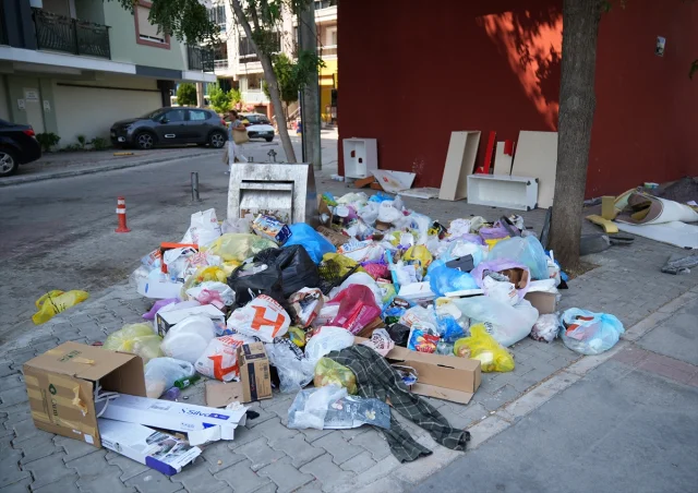 İzmir Karşıyaka'da Çöp Krizi Vatandaşları Harekete Geçirdi